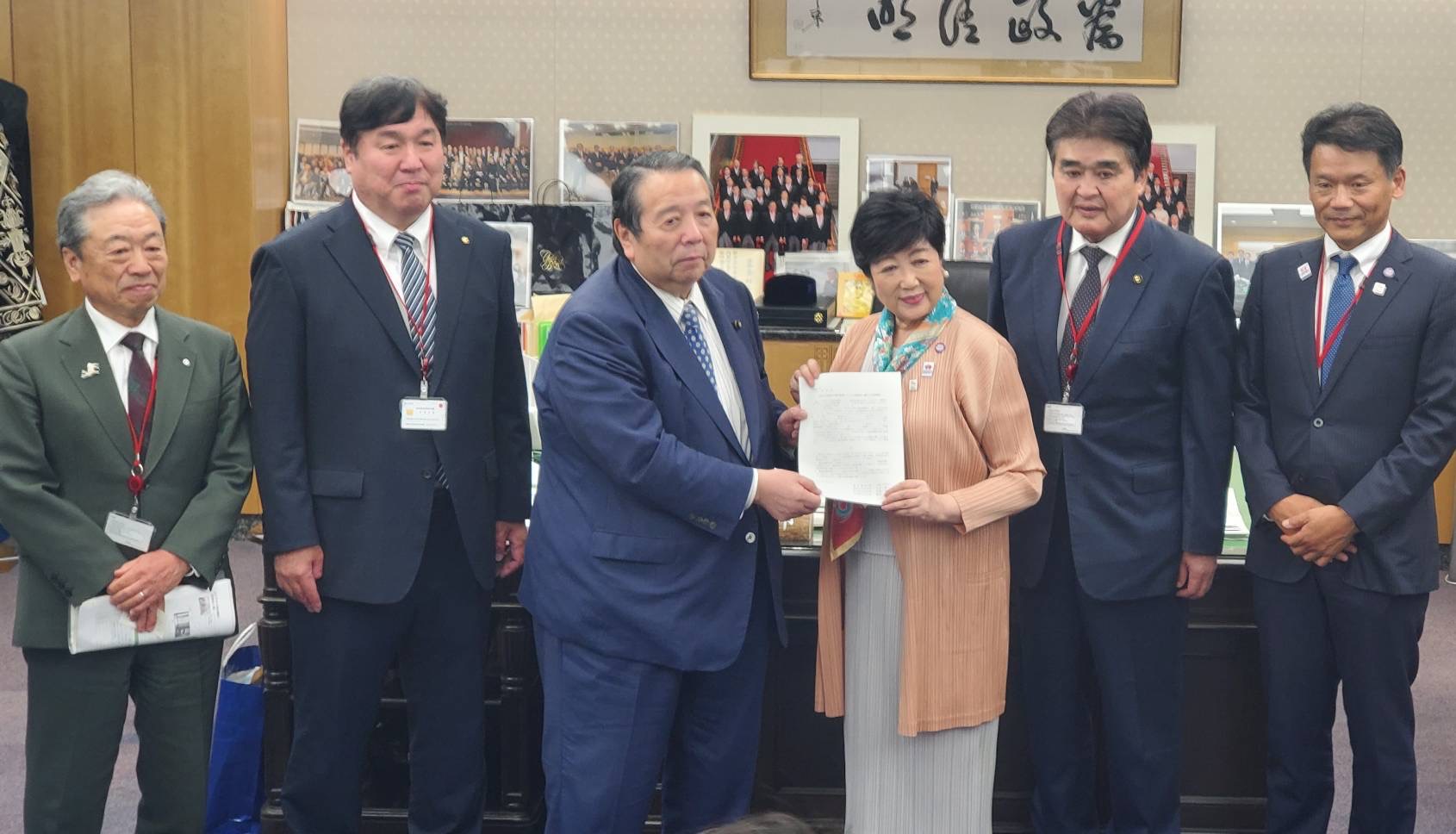 村上総務大臣に要請する小池都知事と区市町村長
