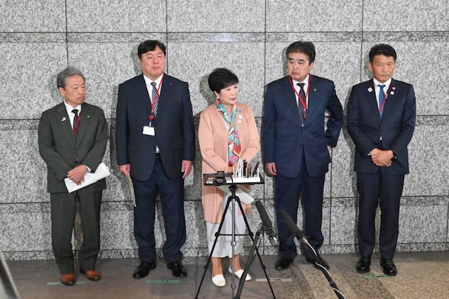 ぶら下がり取材を受ける小池都知事と区市町村長