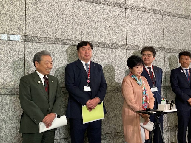 ぶら下がり取材を受ける師岡町長