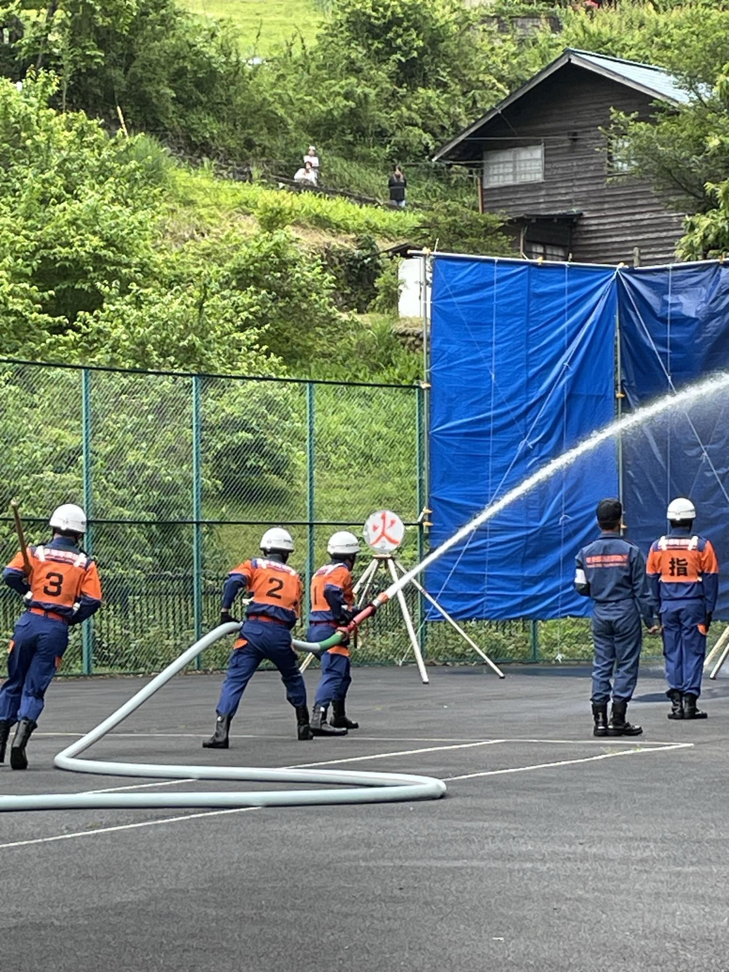 山の上から審査会の様子を見守る