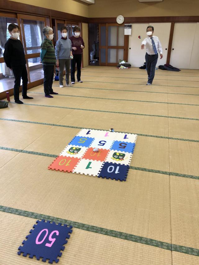 町長の投げたお手玉がマットの上に載っている写真