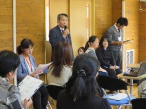 養育家庭体験発表会の参加者に話をしている様子の男性の写真