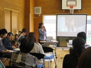 養育家庭(ほっとファミリー)体験を発表している様子の女性の写真