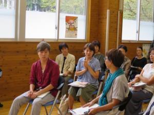 養育家庭体験発表会の参加者が談話している様子の写真