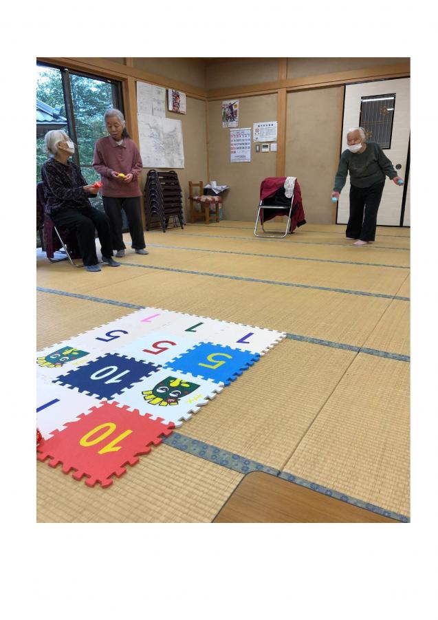 マットにお手玉を投げようとしているメンバーの写真