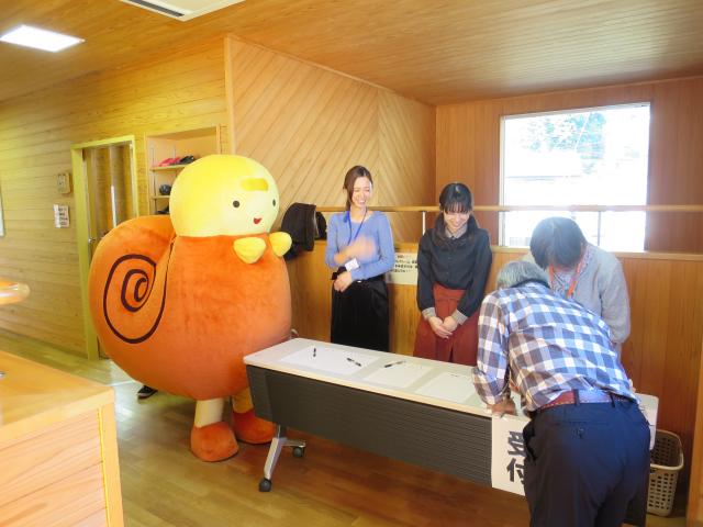 養育家庭体験発表会の受付に出迎えるおせっかいくんの写真