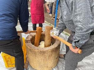 餅つき中の杵と臼