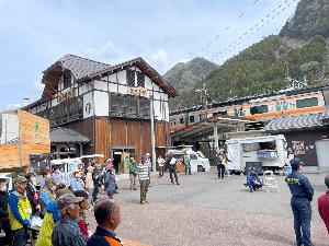 キッチンカーが並ぶ奥多摩駅前の様子