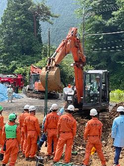 重機を使っての救助の様子