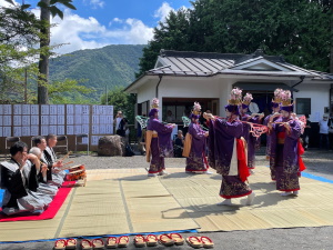 小河内神社で披露された鹿島踊の写真