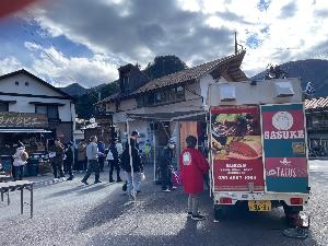 奥多摩駅前ロータリーのキッチンカー