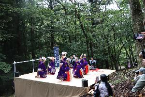 旧加茂神社境内前で鹿島踊を披露