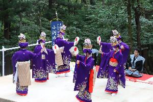 旧加茂神社境内前での鹿島踊の様子
