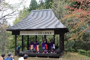 みんなの広場で鹿島踊を披露