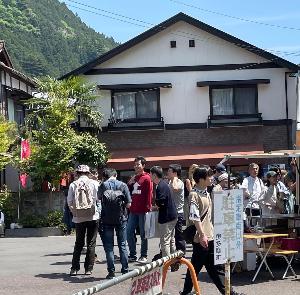 奥多摩駅前の観光客の方々