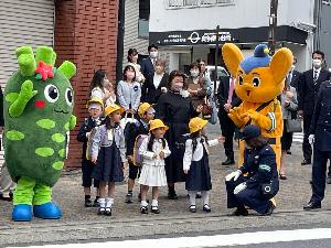 横断歩道で待つ子供達