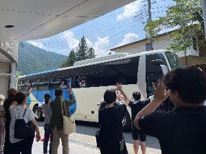 列車出発をお見送り