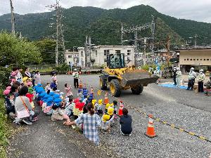 タイヤショベルを見る園児