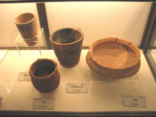 遺跡から出土した土器が展示されている写真