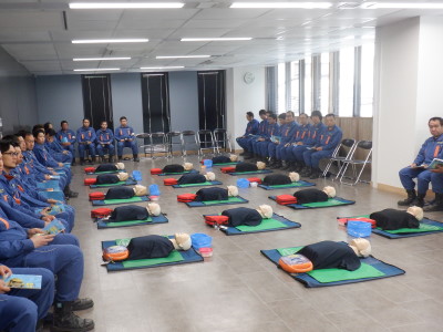 広い室内に多数の救命講習用の上半身の人形がおかれており、多数参加の団員訓練での普通救命講習の写真