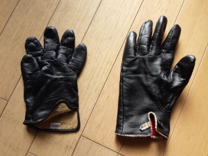 ふたつの黒い手袋の写真