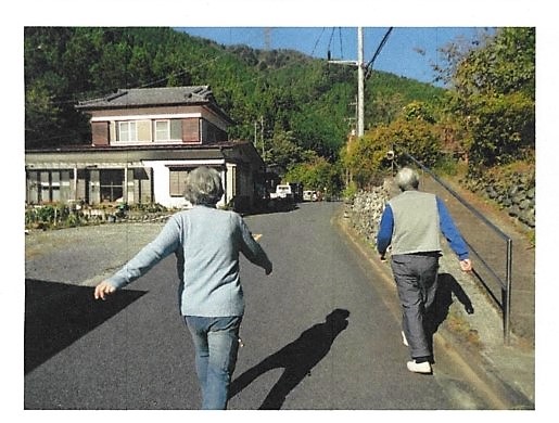 よく晴れた日にご夫婦が一緒に散歩している様子の写真