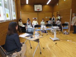 臨床心理士の徳井和美さんからの講演のお話を熱心に聞く様子の参加者の写真