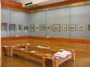 壁に絵画が飾られている日原ふるさと美術館館内の写真